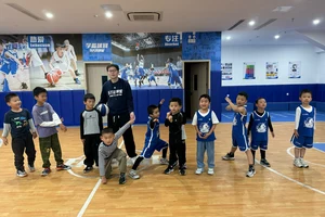 如何通过模仿篮球明星的动作提升儿童篮球基础训练效果
